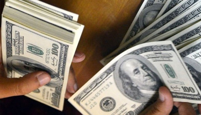 انٹر بینک میں ڈالر مہنگا، اوپن مارکیٹ میں قیمت دھڑام سے گر گئی