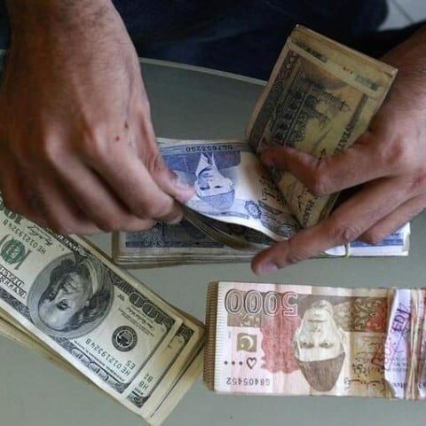 ڈالر کی اوپن مارکیٹ میں گراوٹ جاری، 4 روز میں 331 سے 308 روپے پر آگیا