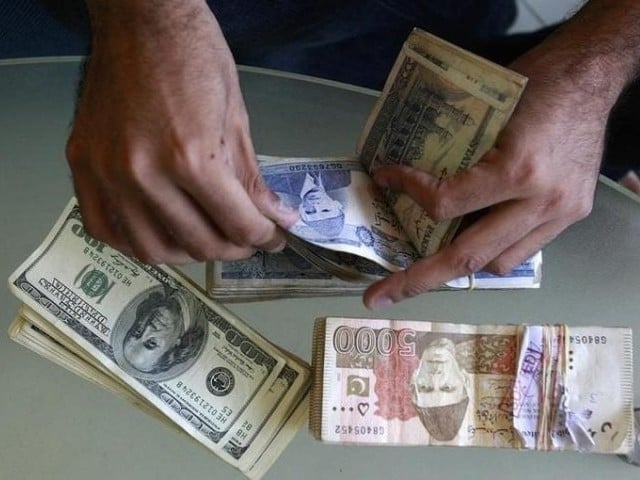 ڈالر اوپن مارکیٹ میں 11 ہفتوں کی کم ترین سطح پر آ گیا، روپیہ 1.68 فیصد مضبوط