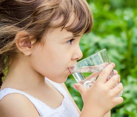 ماہرین کا لوگوں کو شیشے یا دھاتی برتنوں میں پانی پینے کا مشورہ