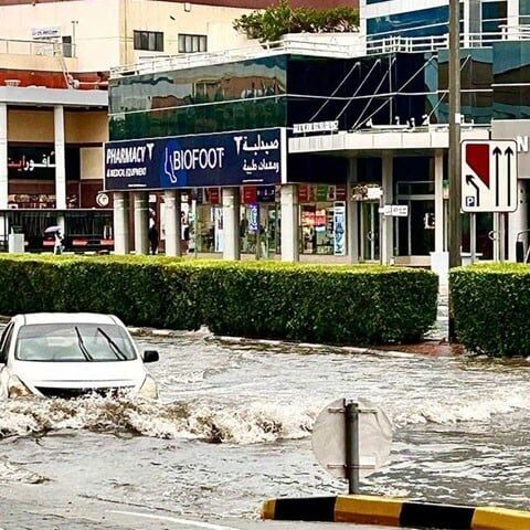 دبئی سمیت متحدہ عرب امارات میں گرج چمک کے ساتھ طوفانی بارش