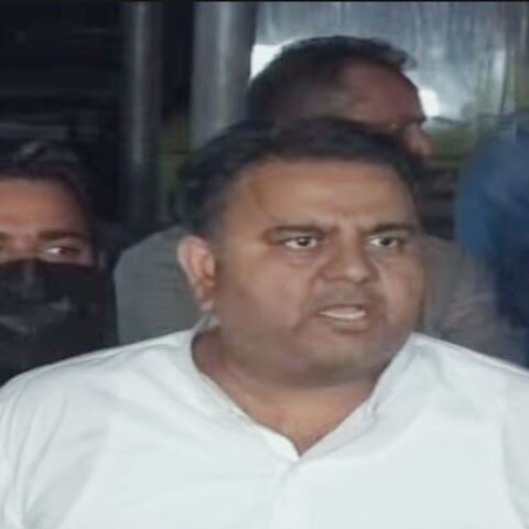 فواد چوہدری کے کاغذات دوبارہ مسترد، نااہلی کی تلوار لٹکنے لگی، اہلیہ بھی نااہل قرار