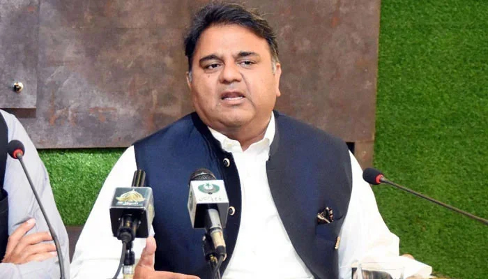 سپریم کورٹ کے فیصلے پر عمل نہ کیا تو وزیراعظم، کابینہ اراکین نااہل ہونگے فواد چوہدری