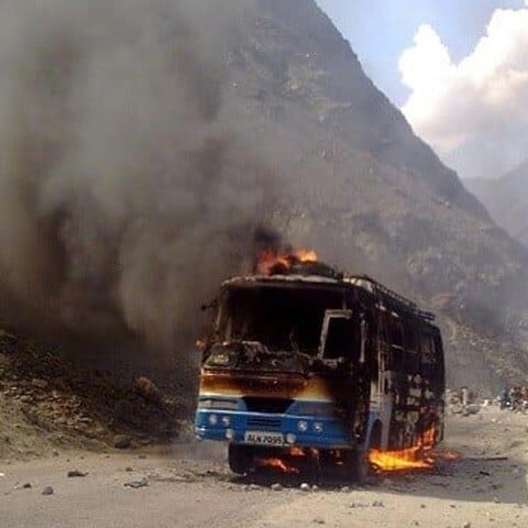 چلاس میں مسافر بس پر فائرنگ، 8 افراد جاں بحق اور متعدد زخمی