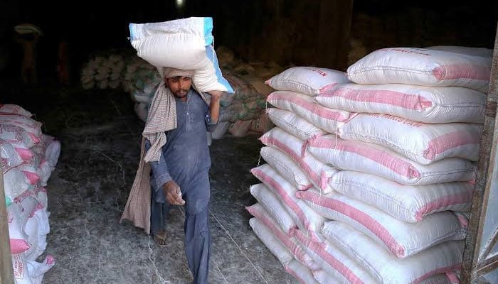 کراچی مہنگا آٹا بیچنے والوں کے خلاف کارروائی 8 دکانیں سیل