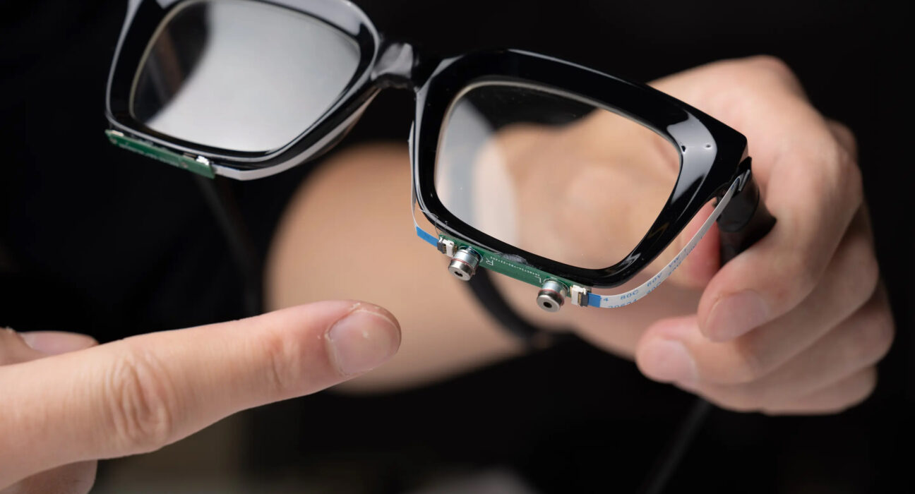 صرف ہونٹوں کی حرکات پڑھ کرالفاظ سنانےوالی سونارعینک