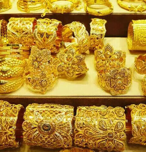 عالمی منڈی میں سونے کی قیمت میں کمی، مقامی مارکیٹوں میں اضافہ ریکارڈ