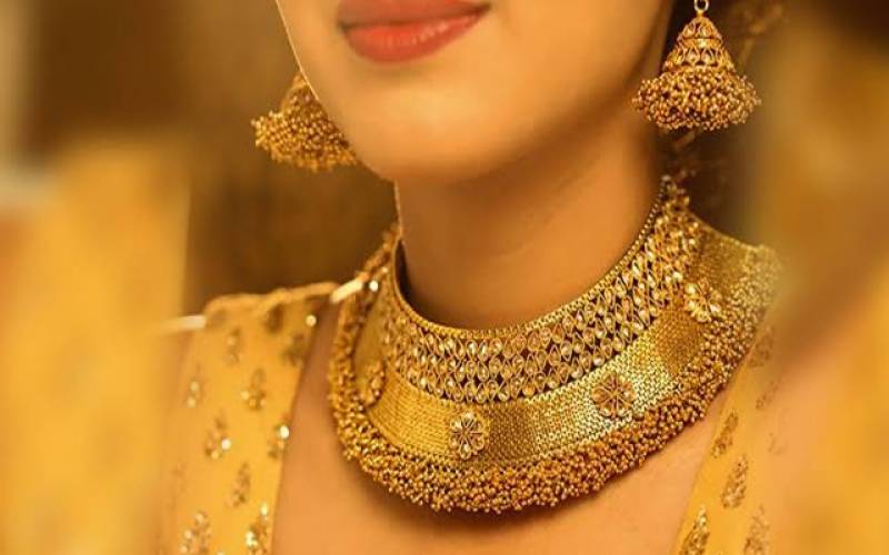 سونے کی قیمت میں 2 ہزار 800 روپے کمی