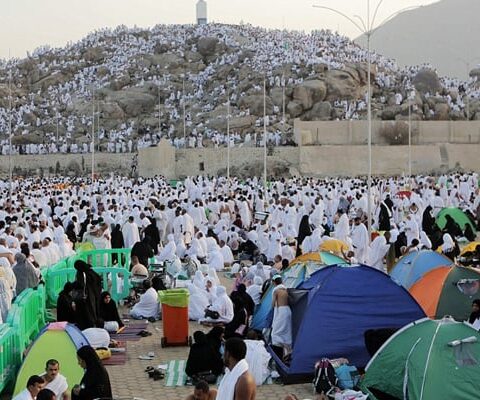 مناسکِ حج کا آغاز ہوگیا، عازمینِ کی مِنیٰ آمد