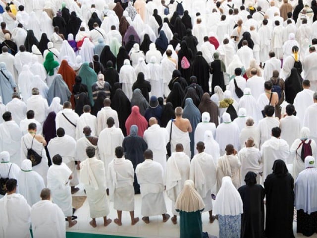 والدین یا شوہر نہ ہونے پر خواتین قریبی محرم کی اجازت سے حج پر جاسکتی ہیں، مذہبی امور