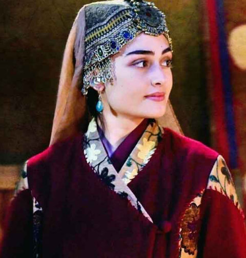 ’حلیمہ سلطان‘ بولڈ لباس پہننے پر ایک بار پھر تنقید کی زد میں آگئیں