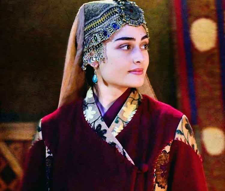 ’حلیمہ سلطان‘ بولڈ لباس پہننے پر ایک بار پھر تنقید کی زد میں آگئیں