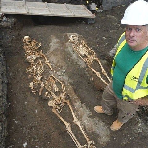 برطانیہ میں نئے ہوٹل کی تعمیر کیلیے کھدائی میں 100 انسانی ڈھانچے برآمد