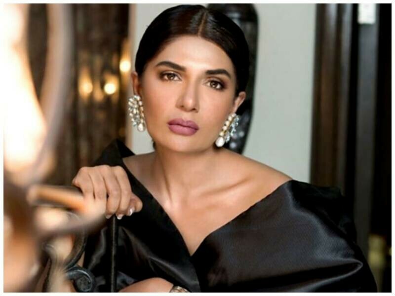 مغربی لباس پہننے پر اداکارہ عفت عمر تنقید کی زد میں آ گئیں