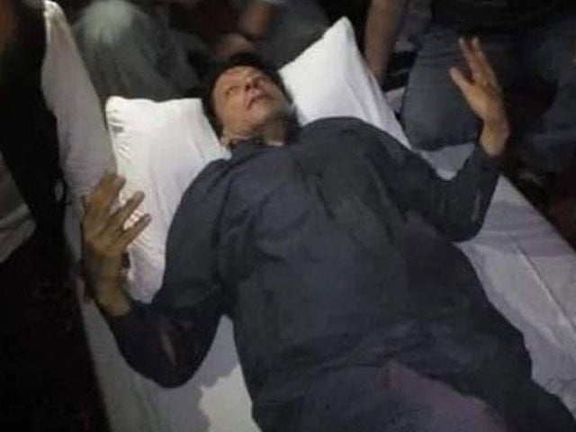 عمران خان کو شوکت خانم ہسپتال لاہور منتقل کر دیا گیا۔