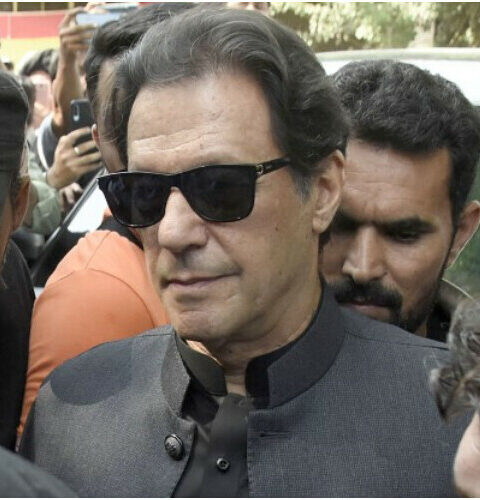 عمران خان اہلیہ بشری بی بی کے ہمراہ پیشی کے لئے اسلام آباد روانہ