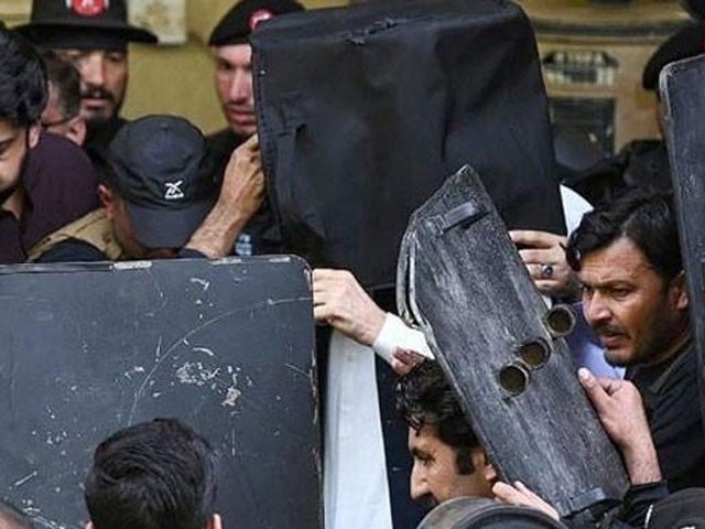 توشہ خانہ کیس میں 3 سال قید کی سزا کا حکم، چیئرمین پی ٹی آئی لاہور سے گرفتار