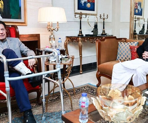 عمران خان کی زیرِ صدارت اہم اجلاس مونس الہٰی شریک