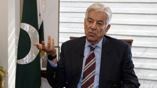 جنرل باجوہ عمران خان کا محسن ہے اور یہ انہیں بھی گالیاں دیتا ہے خواجہ آصف