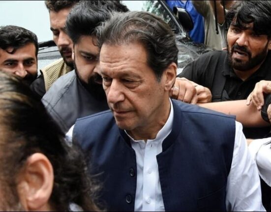 تحریک عدم اعتماد سمیت کسی مسئلے پر پیپلز پارٹی سے کوئی بات نہیں ہوگی ، عمران خان