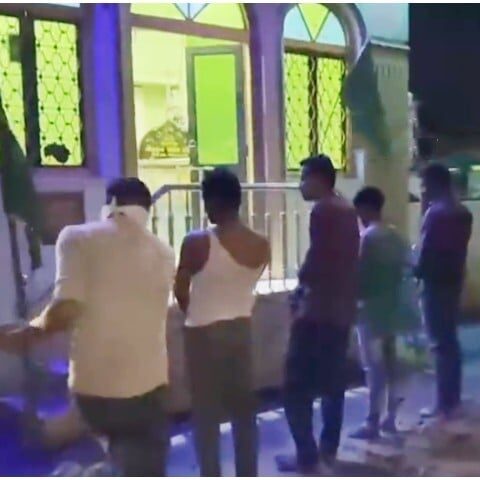 مسجد کی بیحرمتی کیخلاف احتجاج، بھارتی پولیس نے مسلمانوں پر کوڑے برسا دئیے