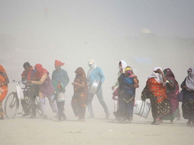 بھارت میں شدید گرمی اور حبس سے ہلاکتیں 100 سے تجاوز کرگئیں
