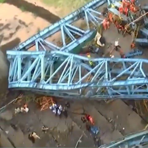 بھارت؛ کرین زیر تعمیر پل پر گر گئی، 16 افراد ہلاک