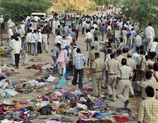 بھارت؛ ہندو دیوتا کے جشن میں بھگدڑ سے 23 خواتین سمیت 107 افراد ہلاک