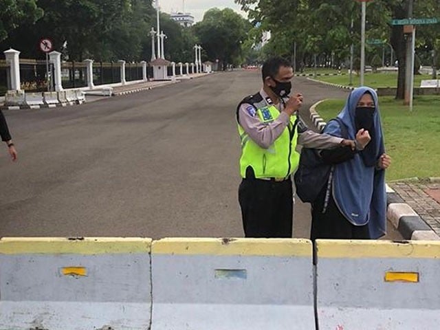 انڈونیشیا میں مسلح خاتون کی صدارتی محل میں گھسنے کی کوشش ویڈیو وائرل