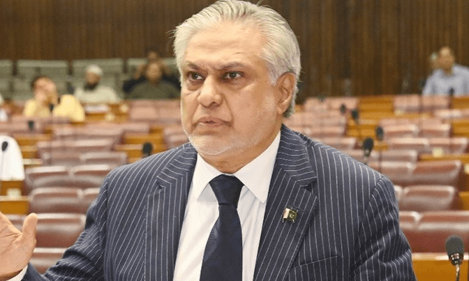 بعض لوگ بیک وقت آرمی چیف، چیف ایگزیکٹو، صدر کی پنشن لیتے رہے: اسحاق ڈار