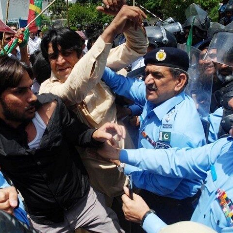 اسلام آباد اور لاہور میں کریک ڈاؤن پی ٹی آئی رہنماؤں اور کارکنوں کے گھروں پر چھاپے