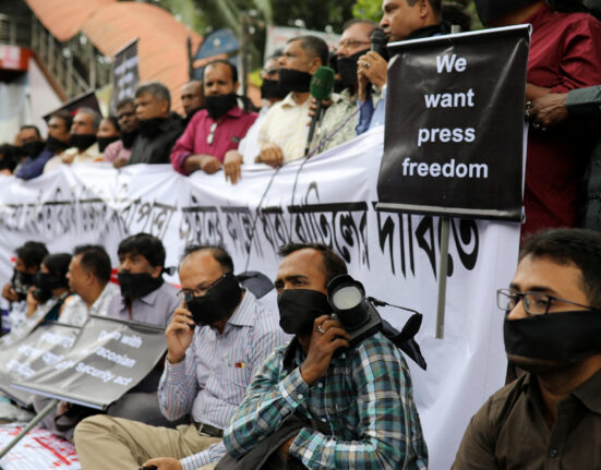 کھانے پینے کی اشیا کی بڑھتی قیمتوں پرتنقید، بنگلا دیش میں صحافی گرفتار