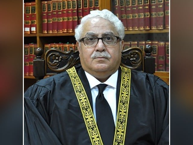 حکومت کا ریٹائرڈ ججز کے خلاف کارروائی نہ ہونے کا قانون چیلنج کرنے کا فیصلہ