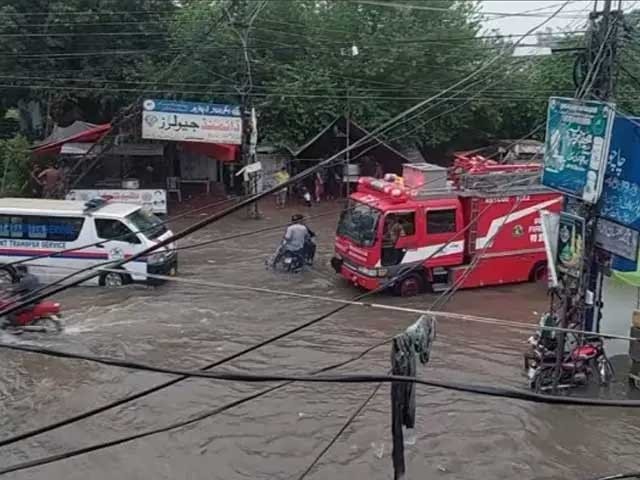 کراچی میں بارش کے دوران کرنٹ لگنے سے 2 افراد جاں بحق