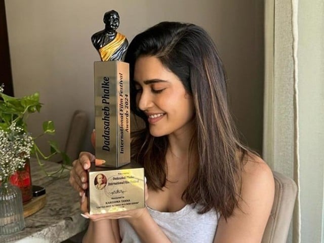 کرشمہ تنا نے ویب سیریز ’اسکوپ‘ پر بہترین اداکارہ کا ایوارڈ جیت لیا