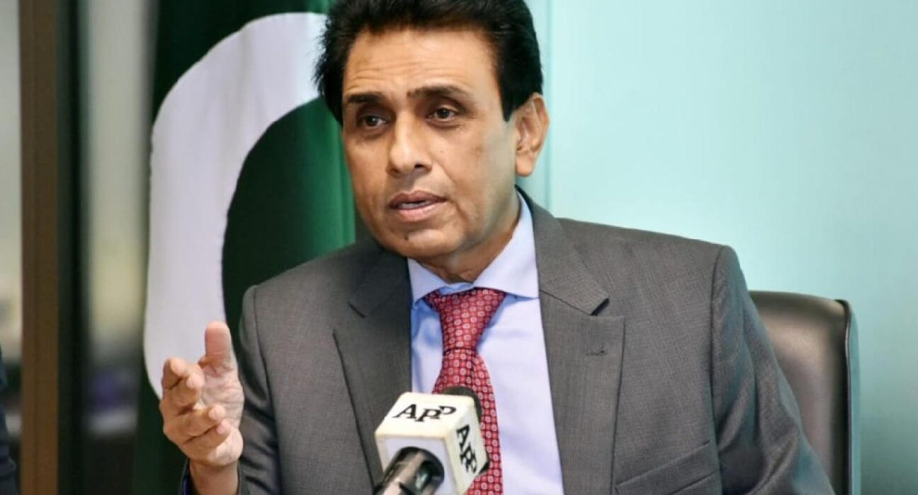 پاکستان کو بچانے کا واحد راستہ یہ ہے کہ اسے بنانے والوں کے حوالے کیا جائے، خالد مقبول