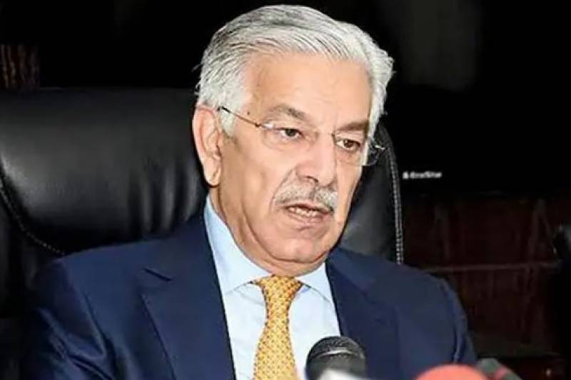 سپریم کورٹ میں جو چل رہا ہے اُس کا بیک گراؤنڈ دیکھا جائے خواجہ آصف