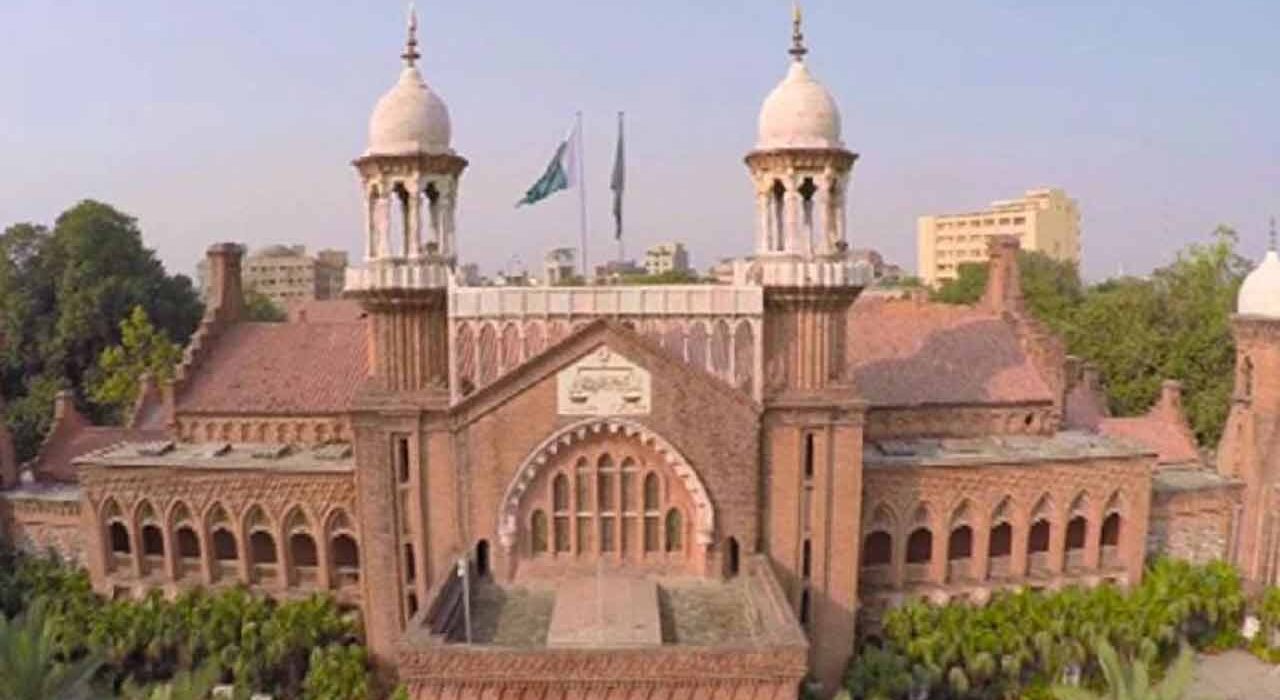 لاہور ہائیکورٹ توشہ خانہ سے تحائف لینے والوں کی تفصیلات طلب