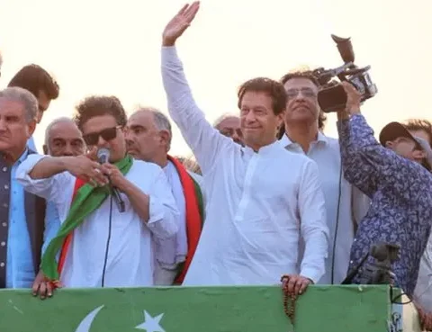 خاتون رپورٹر کی ہلاکت عمران خان نے تیسرے دن کا لانگ مارچ ختم کردیا
