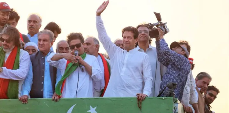 خاتون رپورٹر کی ہلاکت عمران خان نے تیسرے دن کا لانگ مارچ ختم کردیا
