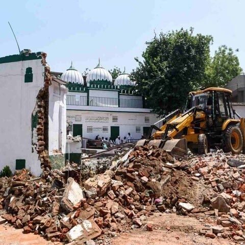 بھارتی دارالحکومت میں 600 سال پرانی مسجد کی مسماری کے بعد حالات کشیدہ