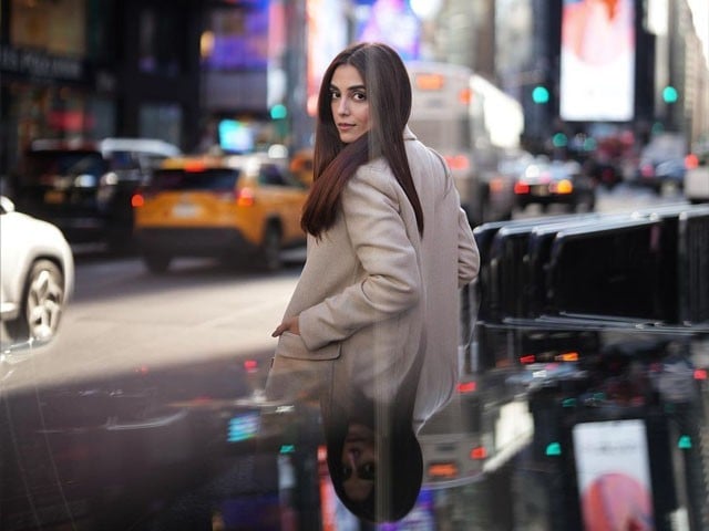 مایا علی کی ٹائمز اسکوائر پر سیر و تفریح، تصاویر وائرل