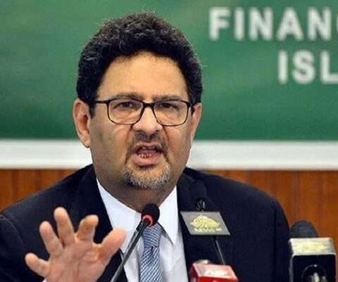 شاہد خاقان عباسی جس جماعت میں جائیں گے، ان کے ساتھ رہوں گا، مفتاح اسماعیل