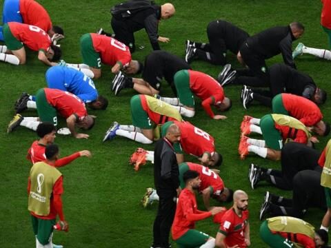 فرانس سے شکست کے باوجود مراکشی کھلاڑیوں کا سجدہ شُکر تصاویر وائرل