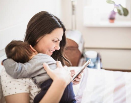 فون پر زیادہ وقت گزارنے والی مائیں اور بچوں پر اسکے منفی اثرات