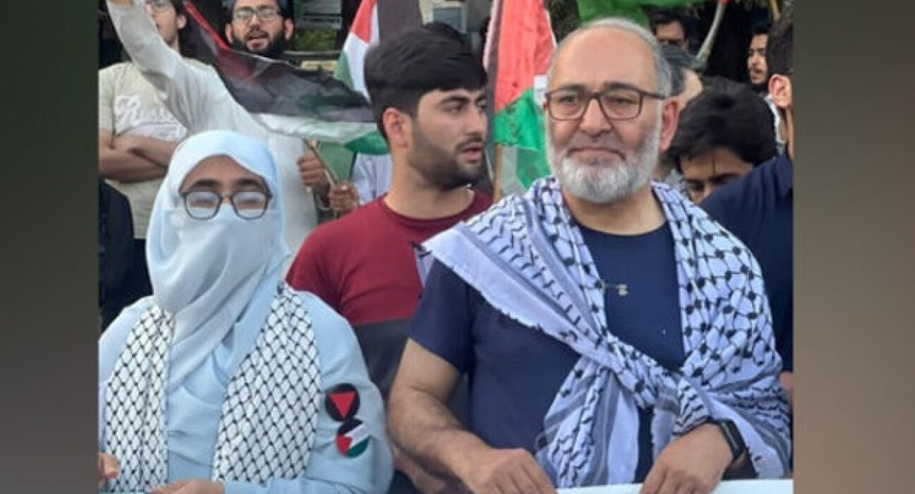 غزہ بچاو مہم کے دوران سابق سینیٹر مشتاق احمد اہلیہ سمیت گرفتار