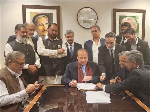 نوازشریف چار سالہ خود ساختہ جلاوطنی کے بعد پاکستان پہنچ گئے، قانونی دستاویزات پر دستخط کردیے