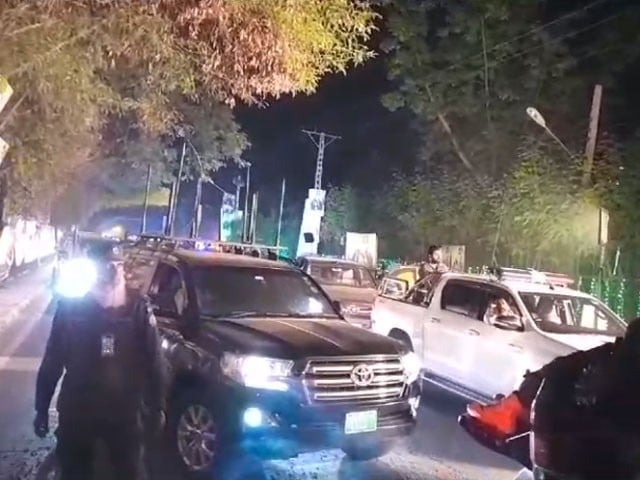 نواز شریف سرکاری پروٹوکول میں جاتی امرا پہنچ گئے، پولیس کی سیکیورٹی پر وضاحت