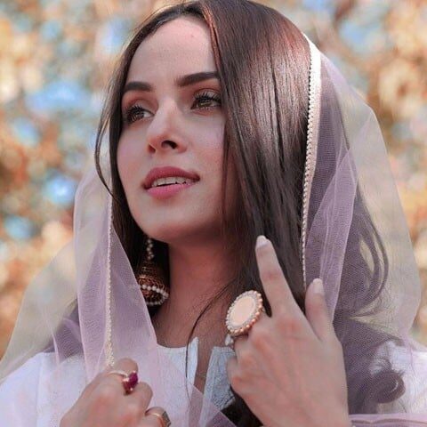 "تہجد گزار ہوں، شراب نوشی نہیں کرتی"؛ نمرہ خان کا نشے سے متعلق افواہوں پر ردعمل