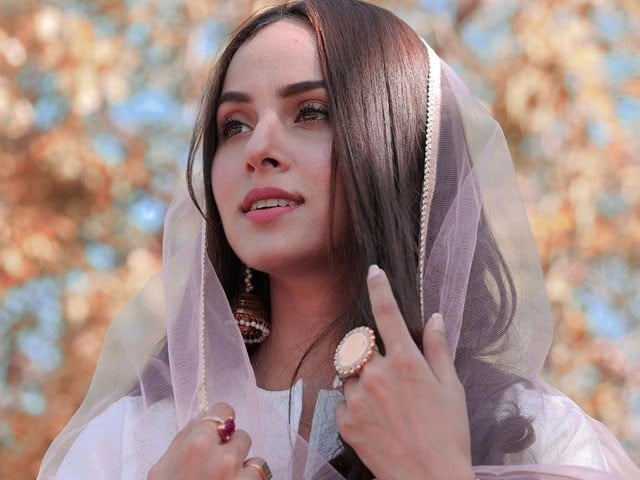 "تہجد گزار ہوں، شراب نوشی نہیں کرتی"؛ نمرہ خان کا نشے سے متعلق افواہوں پر ردعمل